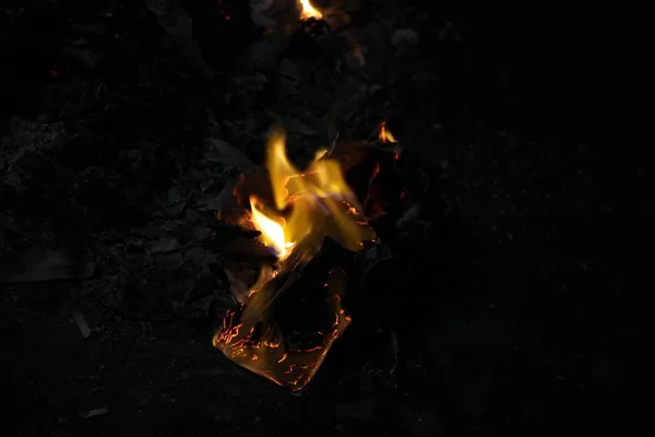 เผาทาร ทาร สเง นเพ อนม สการในเวลากลางค นใน Tet นหย — ภาพถ่ายสต็อก