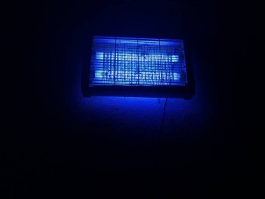 Elektronik sivrisinek katil lamba geceleri parlıyor
