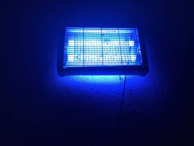 Elektronik sivrisinek katil lamba geceleri parlıyor