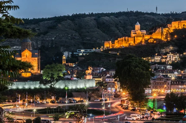 geceleri Tiflis panoramik görünümü