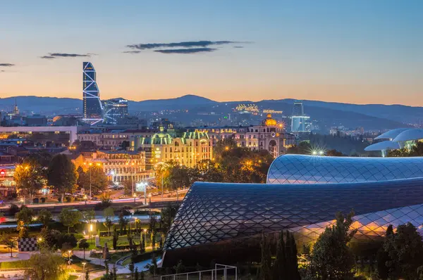 geceleri Tiflis panoramik görünümü