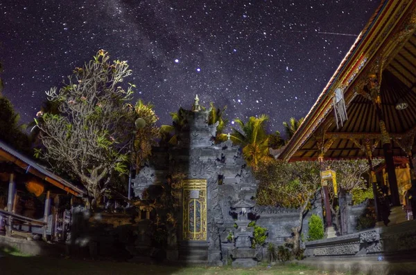 Tample gece karınca yıldız gökyüzünde
