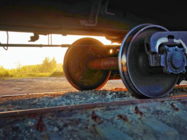  Arabanın arkasında günbatımı