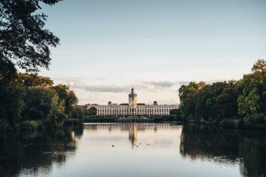 Berlin Charlottenburg Sarayı'nda gün batımını sonbaharda
