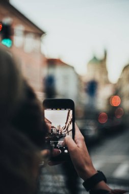 Prag manzarası ve binaların resimleri smartphone ile fotoğraf el