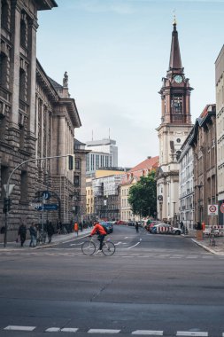 Tarihi binalar ve citylife Berlin sokaklarında