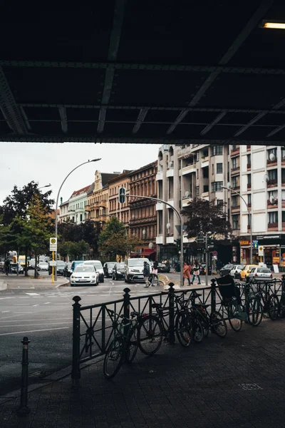 Pouliční Život Provoz Pod Tmavé Mostem Berlíně — Stock fotografie