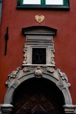 Güzel giriş kırmızı duvar Riga, Letonya