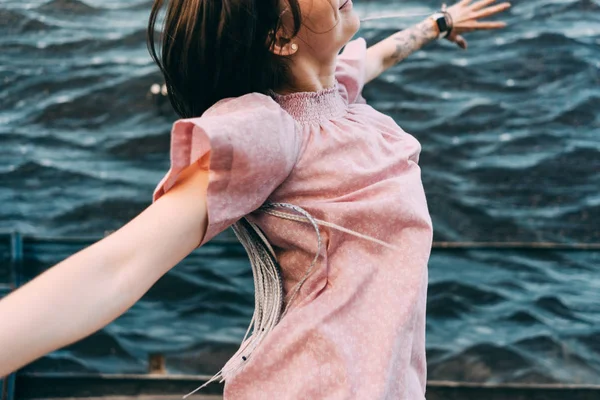 Женщины Татуировки Руки Часами Нем Воздухе Морем Заднем Плане — стоковое фото
