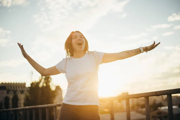 Jovem Sorridente Feliz Cidade Pôr Sol Fotos De Bancos De Imagens