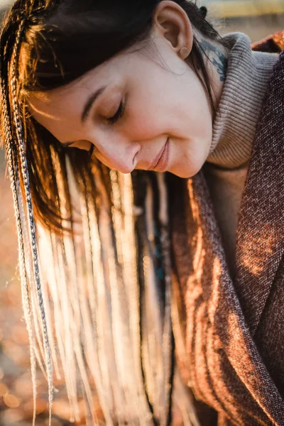 Красивая Молодая Девушка Закрытыми Глазами Наслаждается Осенним Солнцем Парке — стоковое фото