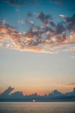 Cennet dramatik günbatımı gökyüzü