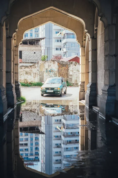 Водіння Автомобіля Відбиття Місто Калюжу Старий Арки Вулиці — стокове фото