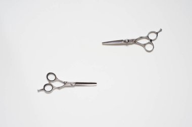 düz yatıyordu çifti kuaförlük makas ve izole beyaz arka plan üzerinde siyah bir tarak