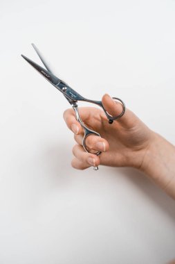 Kuaförlük el izole üzerinde beyaz arka plan makas