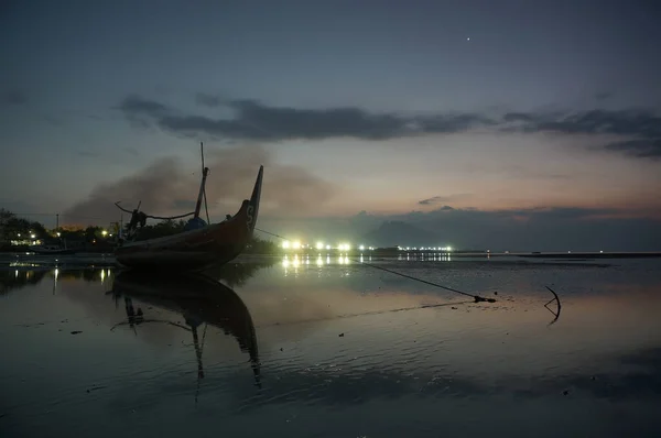 Bateau Pêche Sur Côte Coucher Soleil — Photo