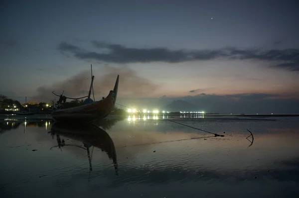 Αλιευτικό Σκάφος Στην Ακτή Ηλιοβασίλεμα — Φωτογραφία Αρχείου