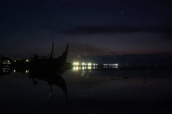 Αλιευτικό Σκάφος Στην Ακτή Ηλιοβασίλεμα — Φωτογραφία Αρχείου