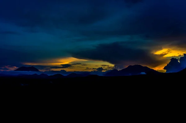 日落在山后 日落是美丽的风景 — 图库照片