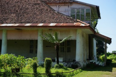 Tarihsel değeri olan Hollanda yapı tarzı Besuki Bölgesi 'nde bulunan Cane Demas Factory, Situbondo Regency, Doğu Java, Endonezya' da yer almaktadır..