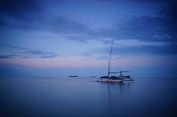 Geleneksel balıkçı tekneleri hala geleneksel balıkçılık malzemeleri kullanıyor, bu tekne deniz suyuna dayanıklı ahşaptan yapılmıştır. Balıkçı tekneleri kıyıya yanaştı..