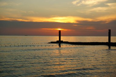 Gün doğumu şafakta plajda güzel görünür.