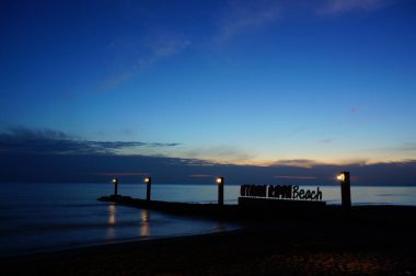 Gün doğumu şafakta plajda güzel görünür.