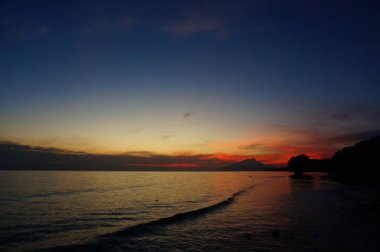 Gün doğumu şafakta plajda güzel görünür.