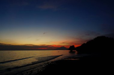 Gün doğumu şafakta plajda güzel görünür.