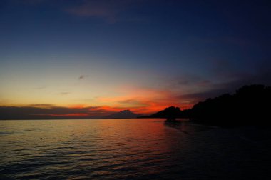 Gün doğumu şafakta plajda güzel görünür.