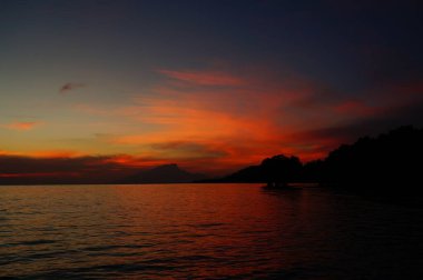 Gün doğumu şafakta plajda güzel görünür.