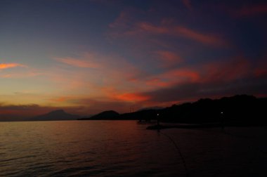 Gün doğumu şafakta plajda güzel görünür.