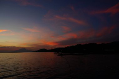 Gün doğumu şafakta plajda güzel görünür.