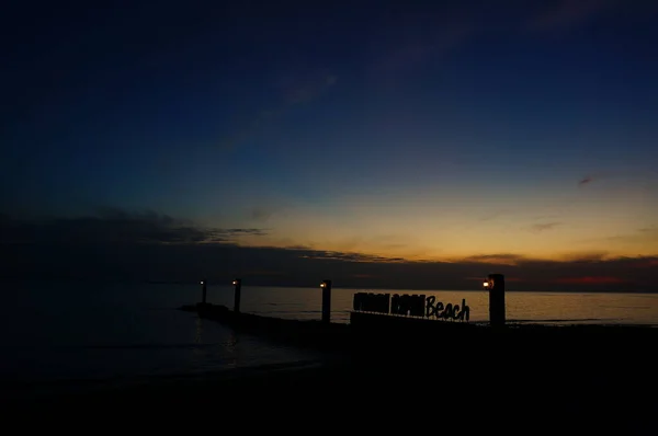 Gün doğumu şafakta plajda güzel görünür.