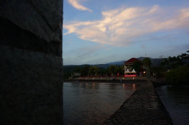 Gün doğumu şafakta plajda güzel görünür.