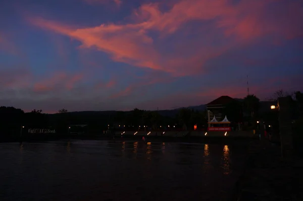 Gün doğumu şafakta plajda güzel görünür.