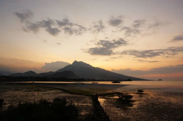 Gün batımı gün batımında sahilde güzel görünür.