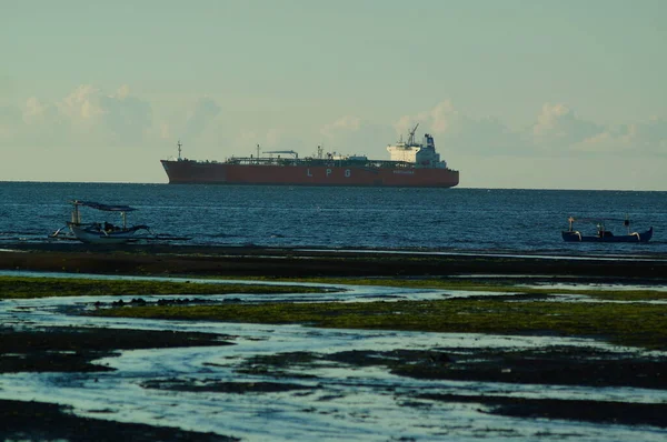 Tanker kıyıya yanaştı..