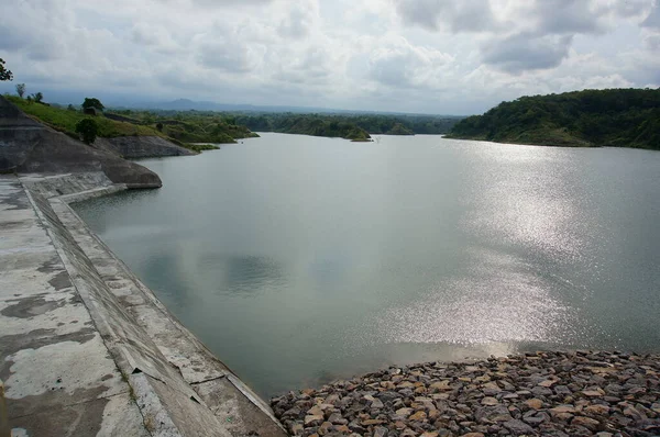 Rezerv Suyu Depolamak Için Nehir Barajı Olarak Kullanılan Yapay Bir — Stok fotoğraf