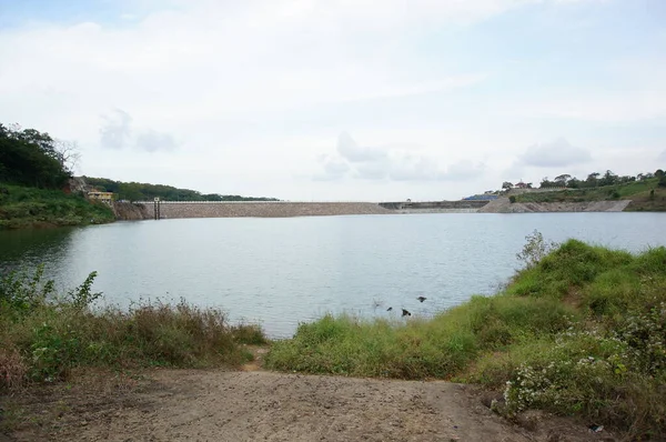 Rezerv suyu depolamak için nehir barajı olarak kullanılan yapay bir göldür..