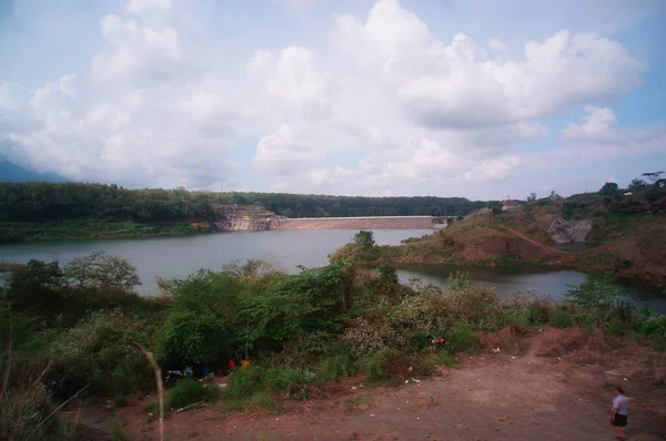 Rezerv suyu depolamak için nehir barajı olarak kullanılan yapay bir göldür..