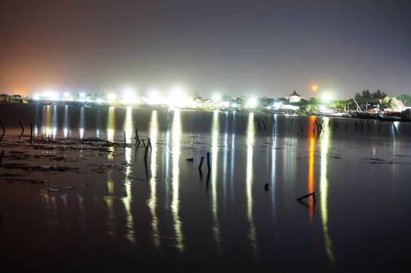 Geleneksel balıkçı tekneleri hala geleneksel balıkçılık malzemeleri kullanıyor, bu tekne deniz suyuna dayanıklı ahşaptan yapılmıştır. Balıkçı tekneleri kıyıya yanaştı..