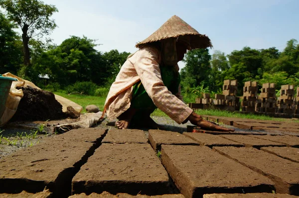 Tuğla duvar yapımında kullanılan malzemelerden biridir ve kil kırmızımsı renklere bürünür.