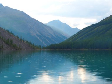 şaşırtıcı alt Shavla Gölü, Altay Dağları, Rusya, yağmurlu hava