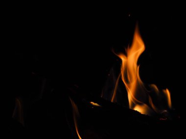 gece yıldızlı gece gökyüzü karşı yakıcı şenlik ateşi 