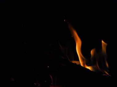 gece yıldızlı gece gökyüzü karşı yakıcı şenlik ateşi 