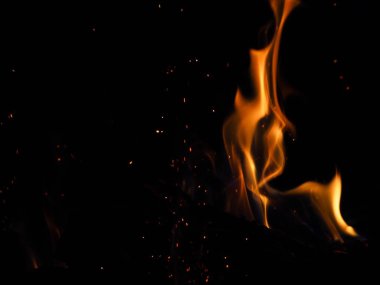 koyu arka plan karşı geceleri yanan şenlik ateşi