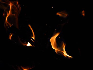 gece yıldızlı gece gökyüzü karşı yakıcı şenlik ateşi 