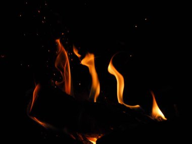 gece yıldızlı gece gökyüzü karşı yakıcı şenlik ateşi 