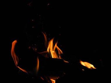 gece yıldızlı gece gökyüzü karşı yakıcı şenlik ateşi 